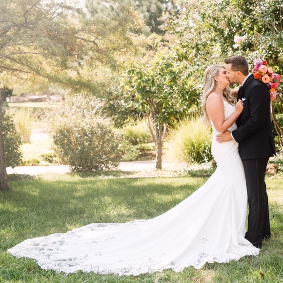 Stunning Pre-Owned Allure Bridals Wedding Gown - Ivory/Nude Lining, Size 10 - Picture 9 of 15